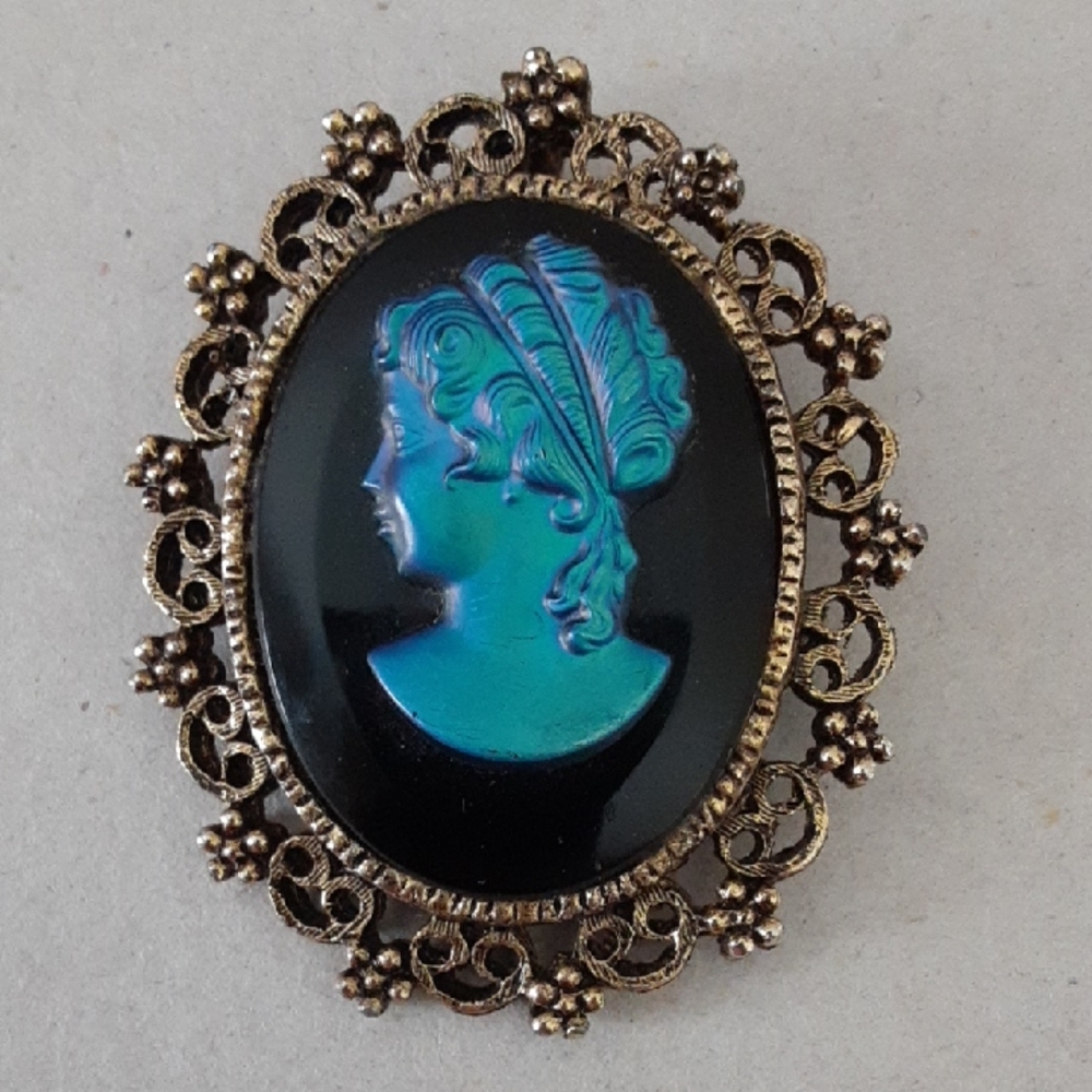 Vintage Cameo Brooch Pendant